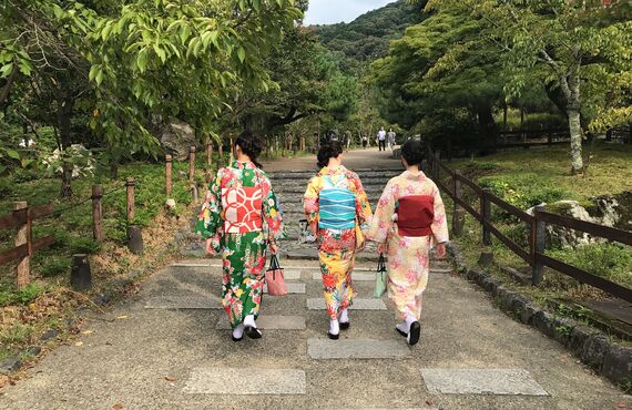 福岡で着物を豊富に扱う呉服店では大島紬のご用意もございます